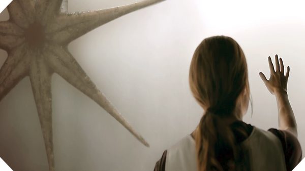 Amy Adams attempts to communicate with aliens in Arrival