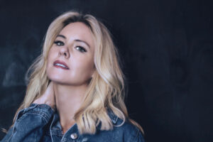 Laura Evans Releases her Brand New Single ‘Take Me Back Home’