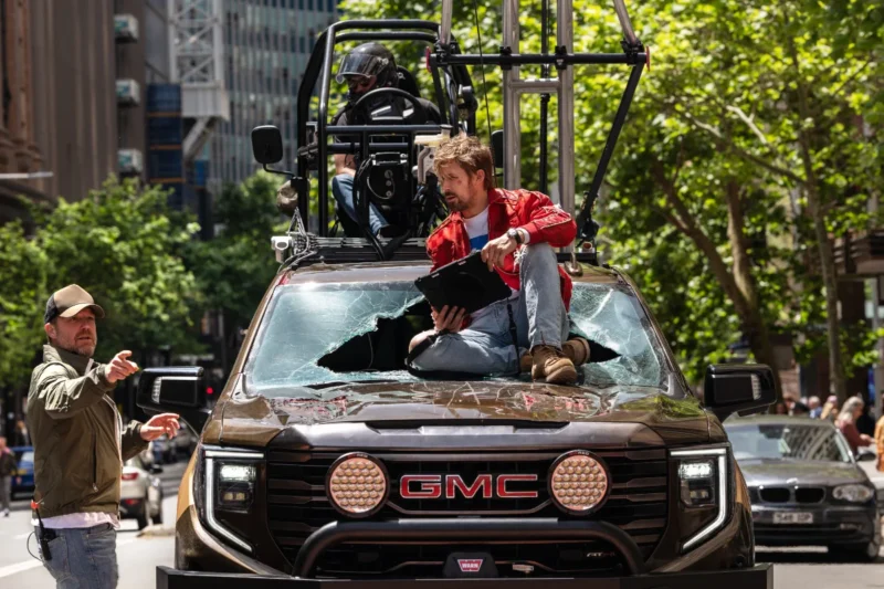 L to R: Director David Leitch and Ryan Gosling (as Colt Seavers) on the set of THE FALL GUY