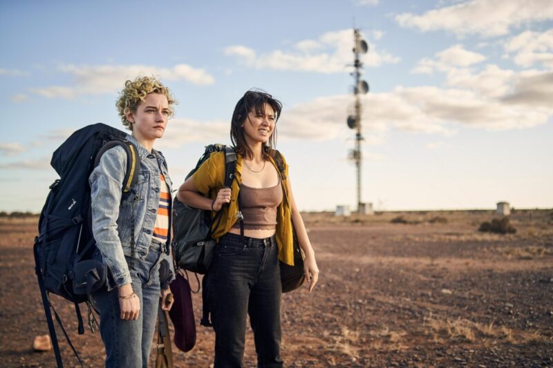 The Royal Hotel Hanna (Julia Garner) - Liv (Jessica Henwick) on road