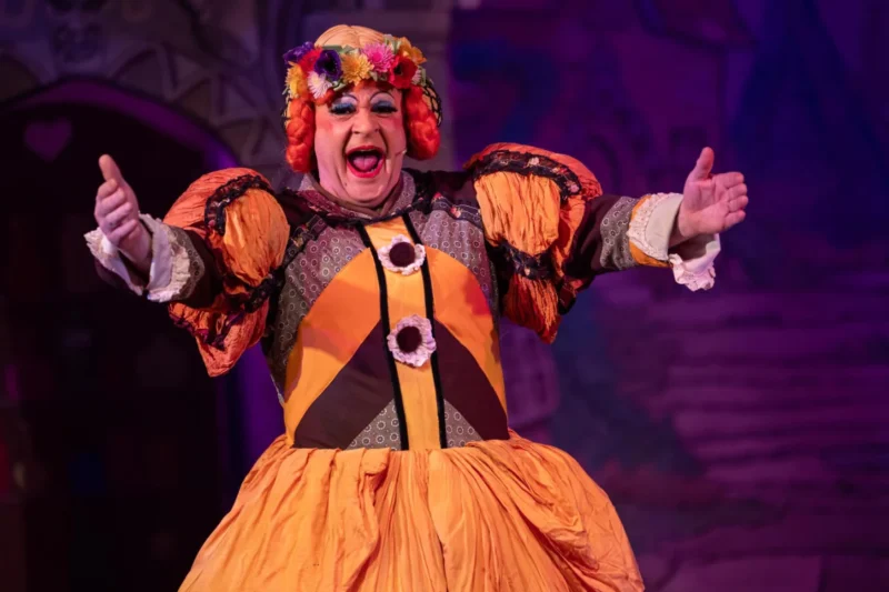 Stuart Loughland as Mother Goose - Photo Paul Sampson